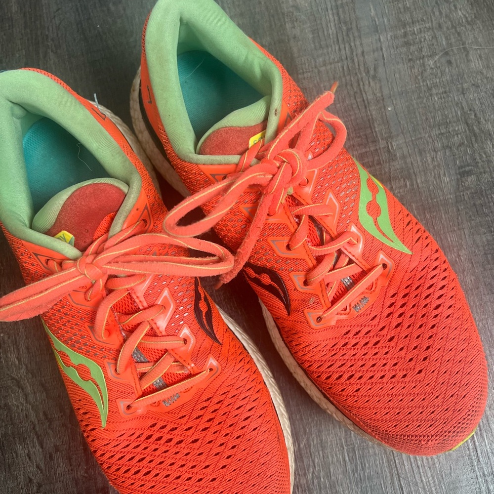 Saucony Triumph 18 Men’s 9. Comfortable training shoes vivid orange